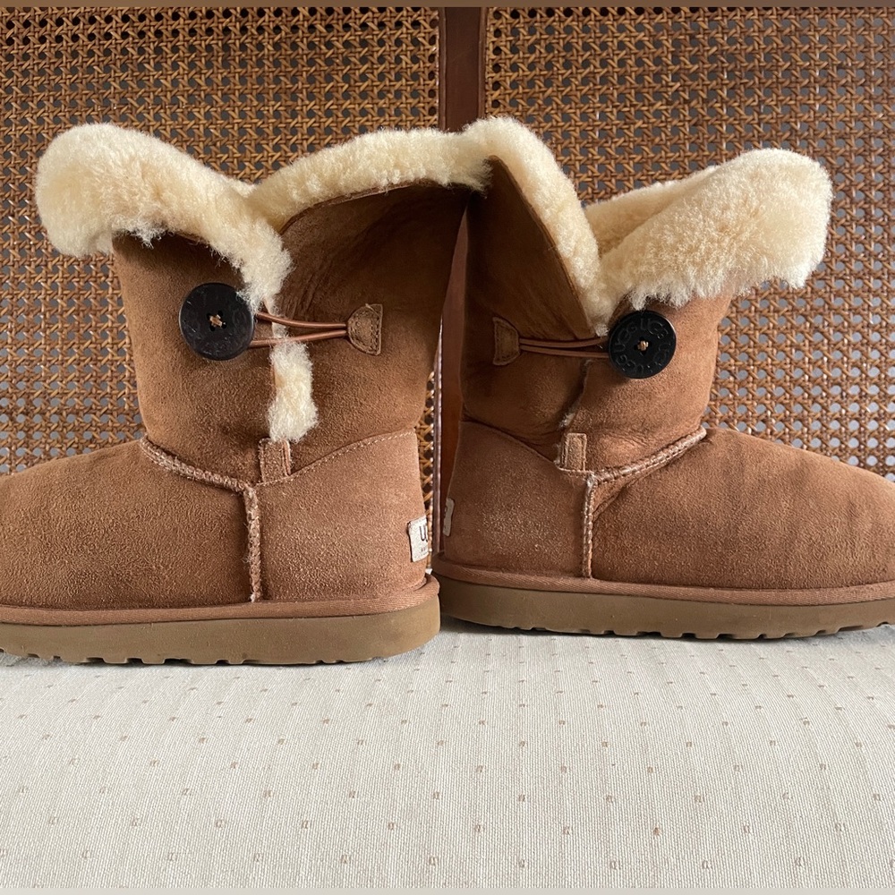 UGG Chestnut Tan Sheepskin Boots, Bailey Button, Size 8 Women’s - Picture 2 of 11